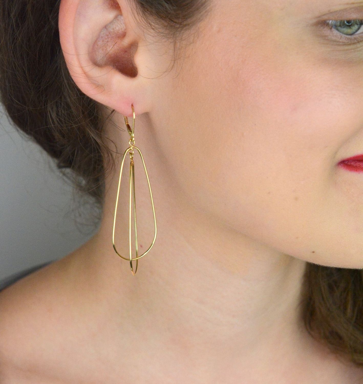 Eleganckie złote kolczyki damskie próby 585, długie owalne o długości 7,5 cm. Wygodne zapięcie typu bigiel angielski. Lekkie i stylowe – idealne na prezent.1.jpg